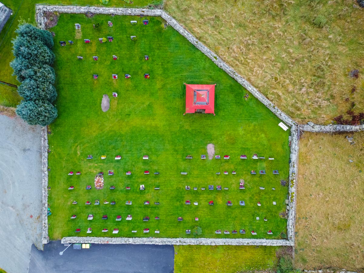kirkegård sett ovendra